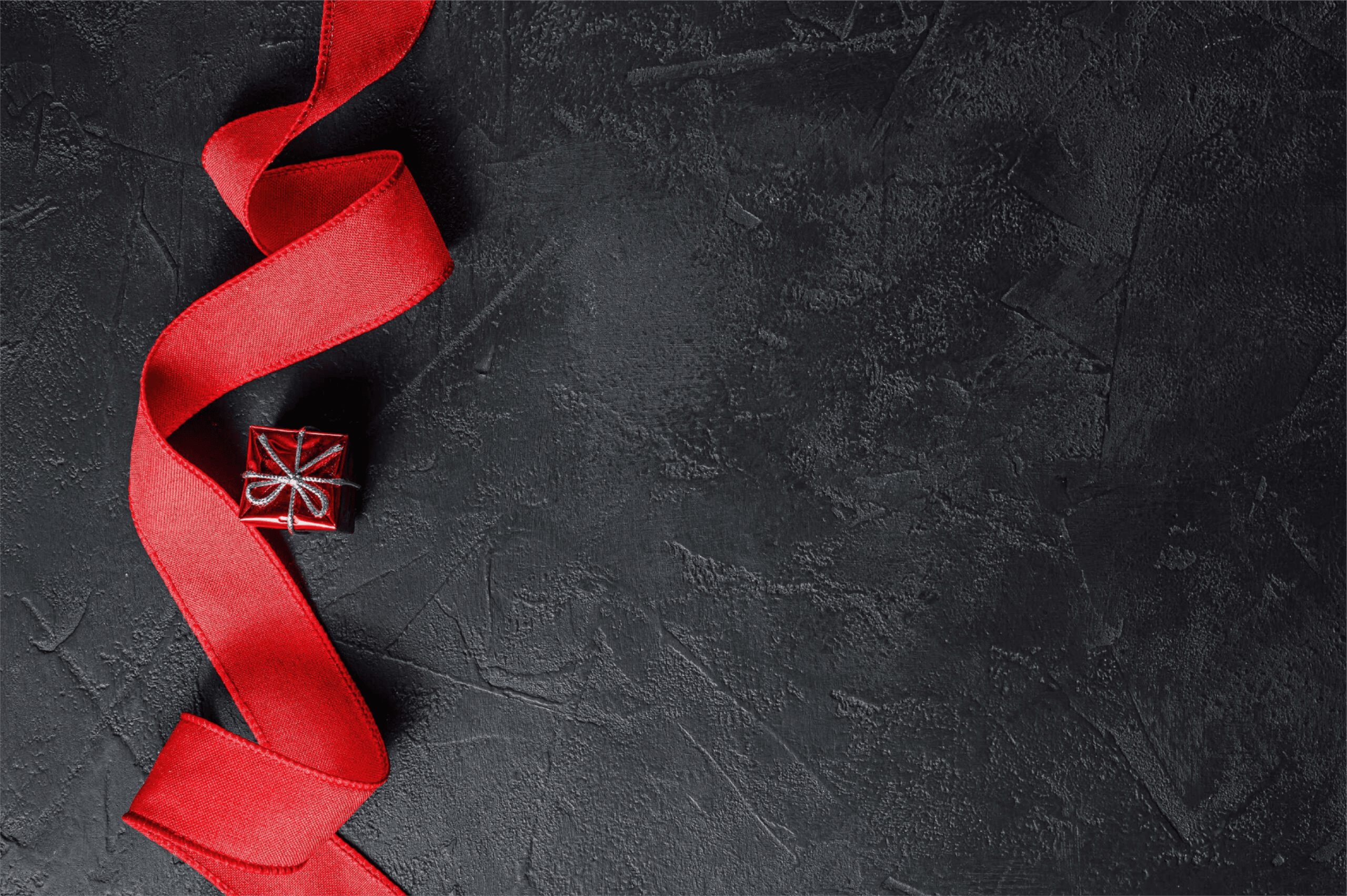 Elegant röd julpryl och presentinslagning för jul 2025, perfekt för julklapp i julens feststämning.